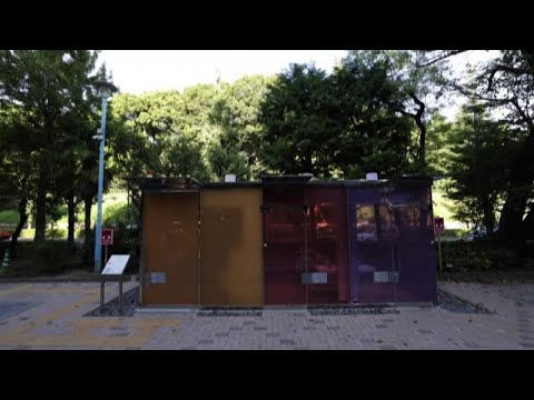A Tokyo in funzione i bagni pubblici con le pareti trasparenti