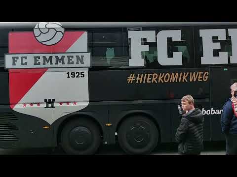 Spelersbus van FC Emmen vertrekt naar Dordrecht