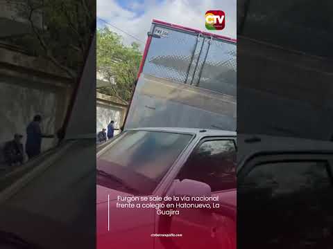 Furgón se sale de la vía nacional frente a colegio en Hatonuevo, La Guajira