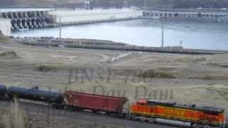 preview picture of video 'BNSF 780 Tank Train by the John Day Dam - Columbia River Washington'
