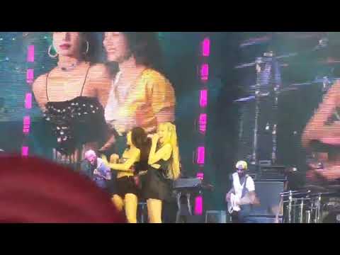 Rosie kiss Jennie || BLACKPINK in BANGKOK Encore 190714