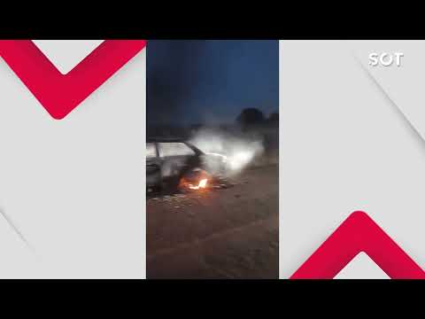 Carro é destruído por incêndio na PR-471 em Três Barras do Paraná