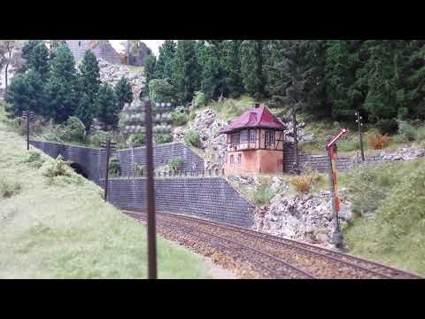 BR75.5 mit einem Güterzug erklimmt eine Rampe