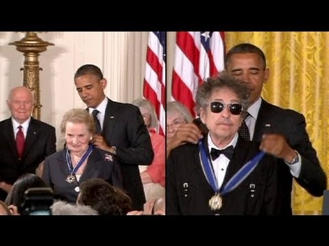 Obama hängt Bob Dylan Orden um