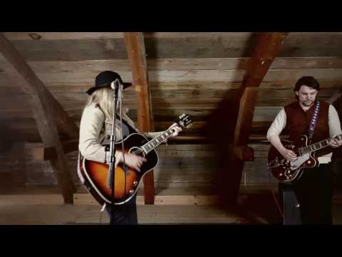 ELIN VIKNER - NOBODY REALLY CARES | Back to my roots LIVE SESSION