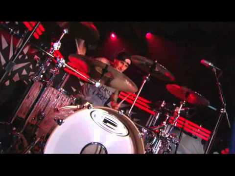 TRAVIS BARKER VS ANIMAL FROM THE MUPPETS DRUM BATTLE!