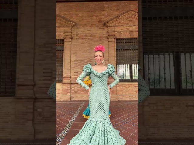 Vídeo relacionado con Plato Decorativo Flamenco y Olé + Llavero Zapatos Flamenca | Souvenir España con Soporte y Gancho | Regalo Emotivo para Amantes del Flamenco, Cultura Española y Coleccionistas (Bailaores)