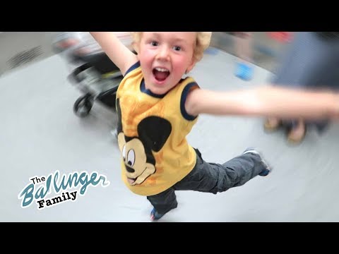 イケアでダンスパーティー (Dance Party in Ikea)