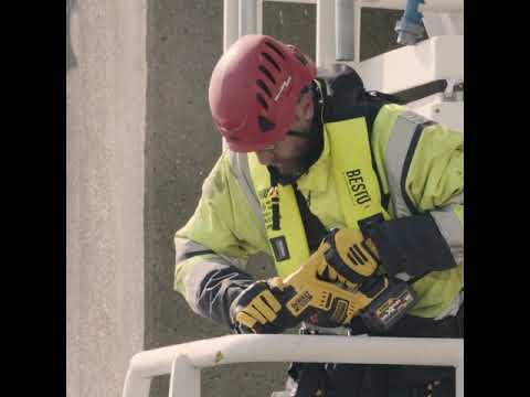 DeWALT DCS367NT tiesinis pjūklas 18V be akumuliatoriaus ir kroviklio video