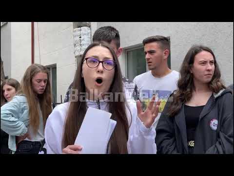 Maturantët e Korçës në protestë: Provimet e maturës shtetërore nivel i vështirë, jo ai që prisnim