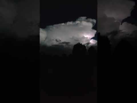 Chuva de raios no céu de Quatro Barras, região leste do Paraná - 18 de janeiro