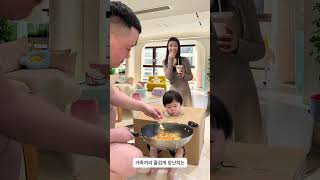 Dad babysitting is so funny, haha./ 아빠가 아기를 돌보는 모습 정말 웃겨요 하하