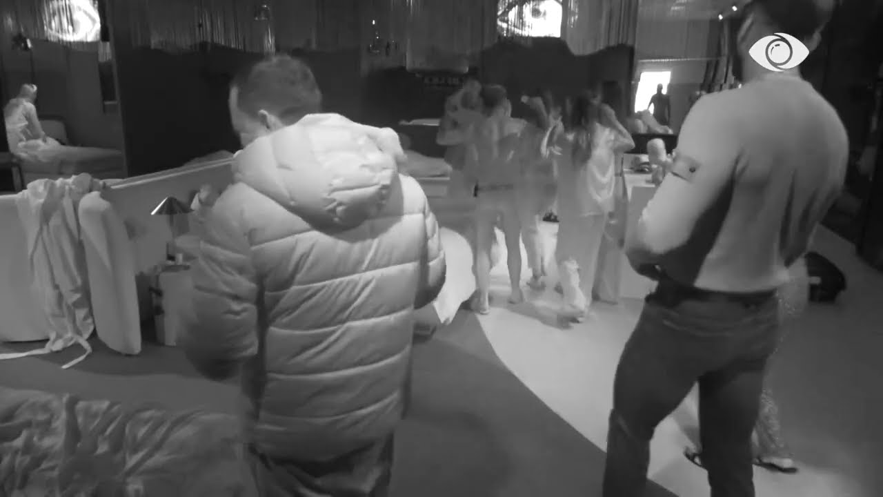 Banorët marshojnë me brohoritje në dhomën e gjumit: Kush do dalë?! Gert teneqja…