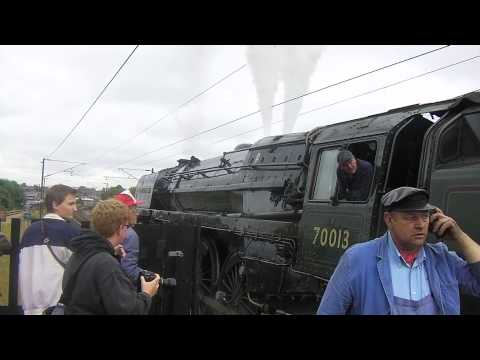 BR Britannia 7MT 70013 OLIVER CROMWELL stops in Grantham