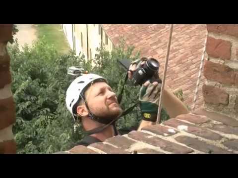 Vigevano, ingegneri-alpinisti si calano dalla torre del Bramante