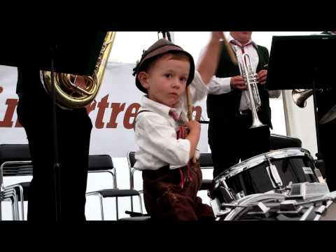 Kleiner Trommler spielt Egerländer Musikantenmarsch mit den Friedataler Musikanten.MOV