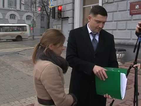 Николаю Овчарову подарили зеленую папку с наказами горожан