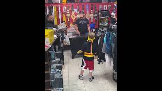 Kid walks into Hulk Hogan&#39;s beach store and owns him