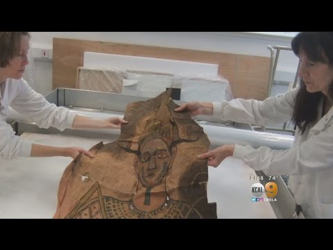博物館の棚でほこりっぽい紙袋の中からエジプトの宝物が発見される (Egyptian Treasure Found Inside Dusty Paper Bag On Museum Shelf)
