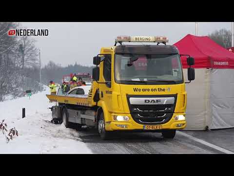 Persoon overleden na botsing met berger tijdens gladheid op snelweg