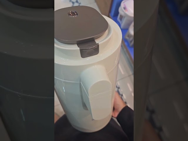 ترمس ضفط الدلفين بتصميم انيق ومعاصر وذو جودة عالية - السعة 2.2 لتر - لون كريمي - اوف وايت