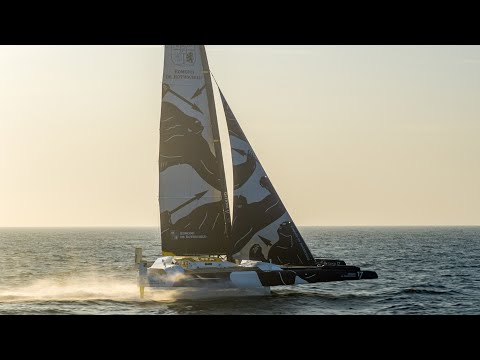 The Maxi Edmond de Rothschild in flight: power and stability
