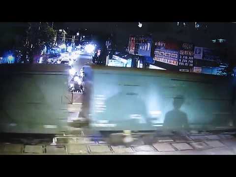 D11H-3xx Kéo tàu hàng rời ga Đà Nẵng-18.11.2017(21h16)