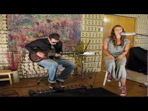 "Hold Me Down" by Jon Rosner & Rosanna Tomiuk - Live Looping Session