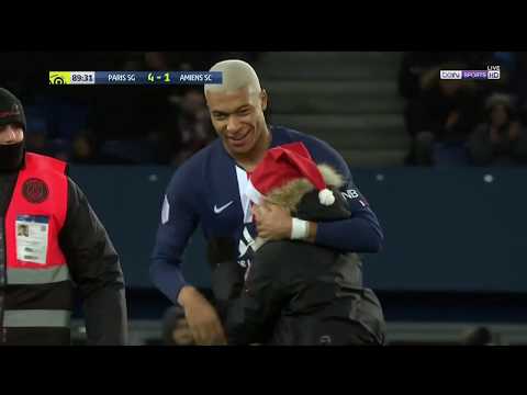 Mbappé signs book for kid that invaded the pitch during PSG-Amiens