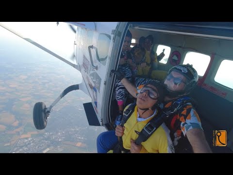 Wir springen aus einem Flugzeug…4.000 Meter Höhe | Eldeno
