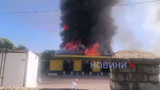 Ранкова атака по Миколаєву із масштабною пожежею: з'явилися фото та відео наслідків