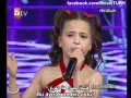 la petite fille qui chante trop bien 