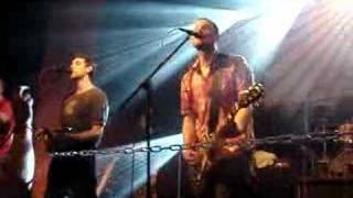 Videoklip Divokej Bill - Obejmi stromy (live) s textom piesne