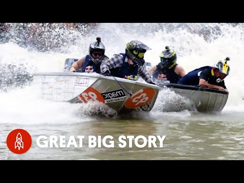 參加世界上最瘋狂的船賽之一。 (Competing in One of the Craziest Boat Races in the World)