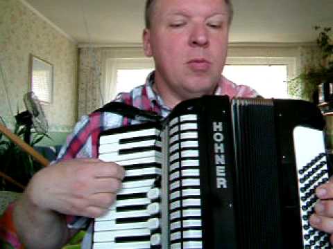 Beim Trachtenfest, aus dem Holzschuh Akkordeonlehrbuch. Anfänger spielt.