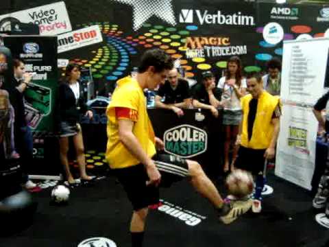 Cartoomics 2010 Freestylers @ Videogames Party Stand