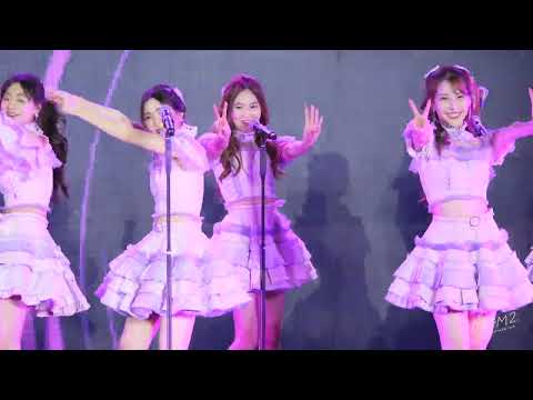 BNK48 Pampam - Heavy Rotation @ The Magical Christmas, The EmQuartier [Fancam 4K 60p] 221225