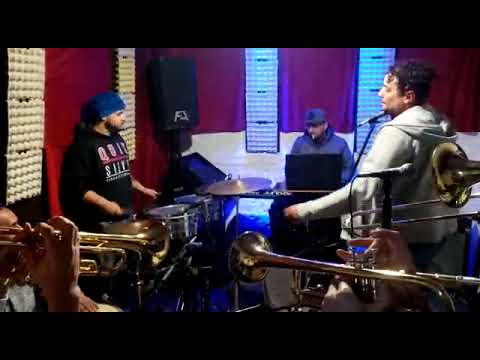 Nando young y los Sinfónicos amarte es un problema