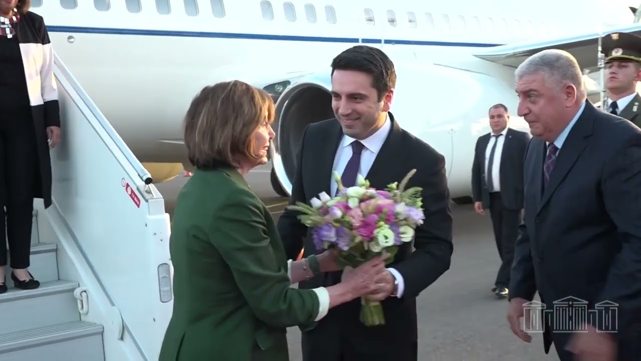 Ալեն Սիմոնյանը «Զվարթնոց» օդանավակայանում դիմավորեց Նենսի Փելոսիին