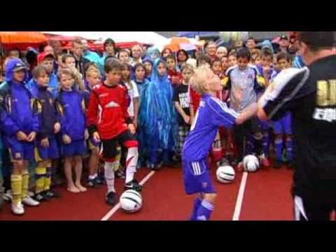Merkur CUP 2010: Ballkünstler begeistert Nachwuchskicker