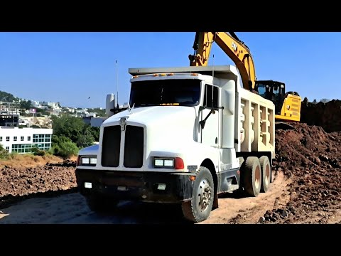 Excavadora CAT cargando camiones de volteo