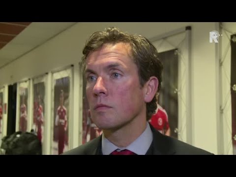 Trainer Alex Pastoor in gesprek met verslaggever Sinclair Bischop