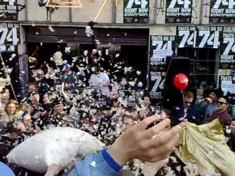 Kissenschlacht mit Modeselektor @ Torstraße 74 Blockparty