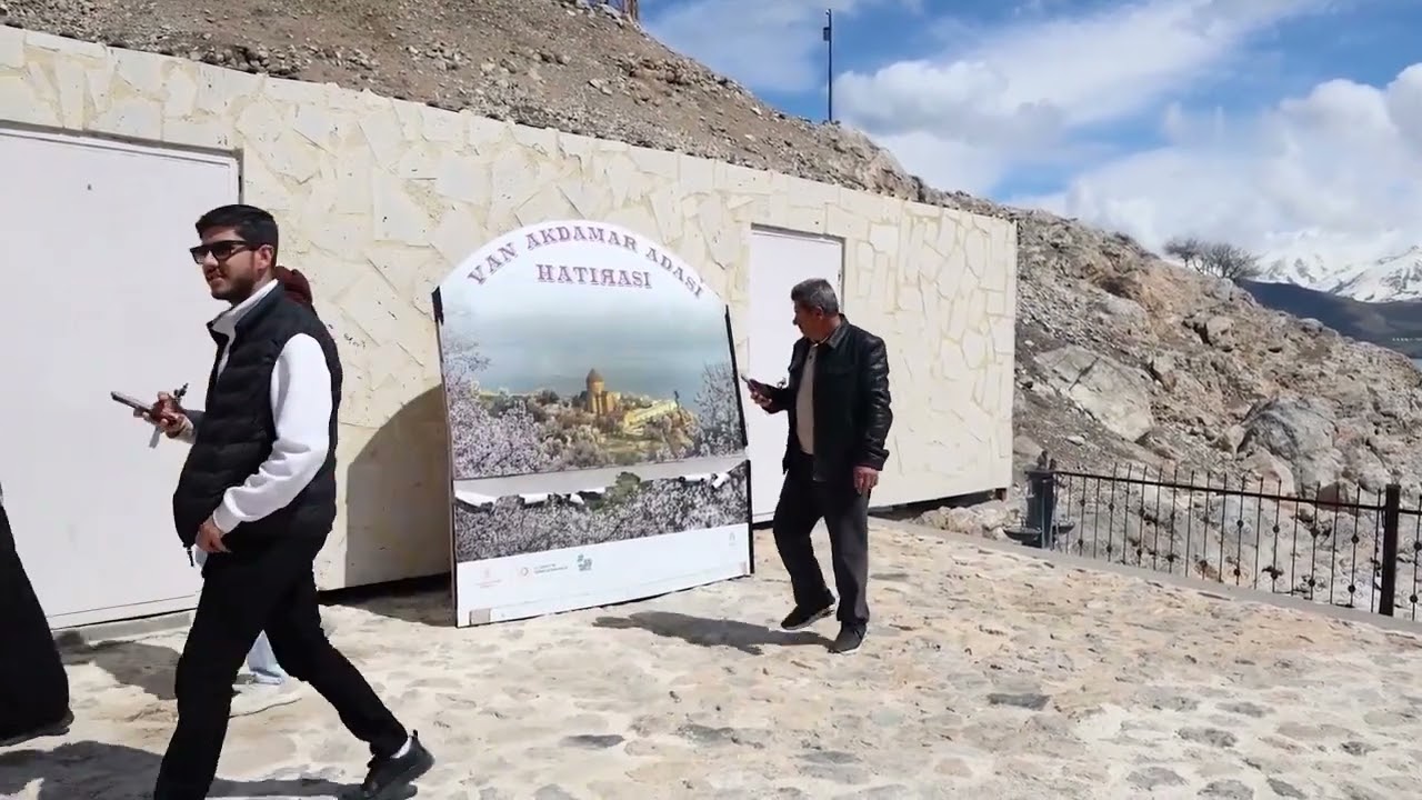 Akdamar adası bahar çiçekleriyle renklendi