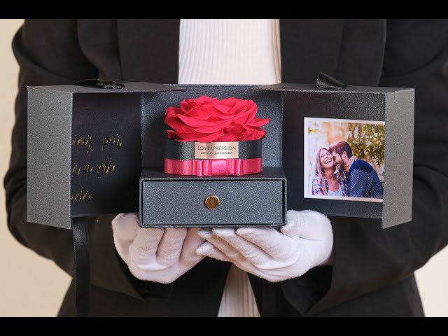 Vídeo relacionado con Gdecora Rosa Preservada Fucsia de Ecuador, Rosa Natural Preservada con Tallo 35cm Regalo para Mujer, Ideas para Sant Jordy, Día de la Madre y Cumpleaños, Ramos y Detalles Románticos (Fucsia)