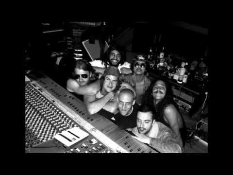 Cool little thing - STIFI redid their classic photo during album 4 recording session