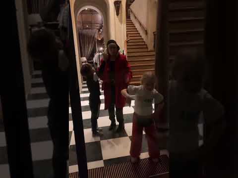 Алла Пугачева в красном пальто веселится с детьми