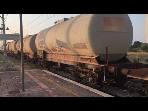 La E 405 - 038 arriva con oltre 50 carri cisterna LOTRAS  vuoti da dividere tra Foggia e Bari.