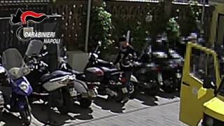 ecco-come-si-ruba-uno-scooter-in-pochi-secondi