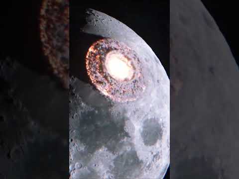 Tại sao mặt trăng có những hố kỳ lạ? #shorts